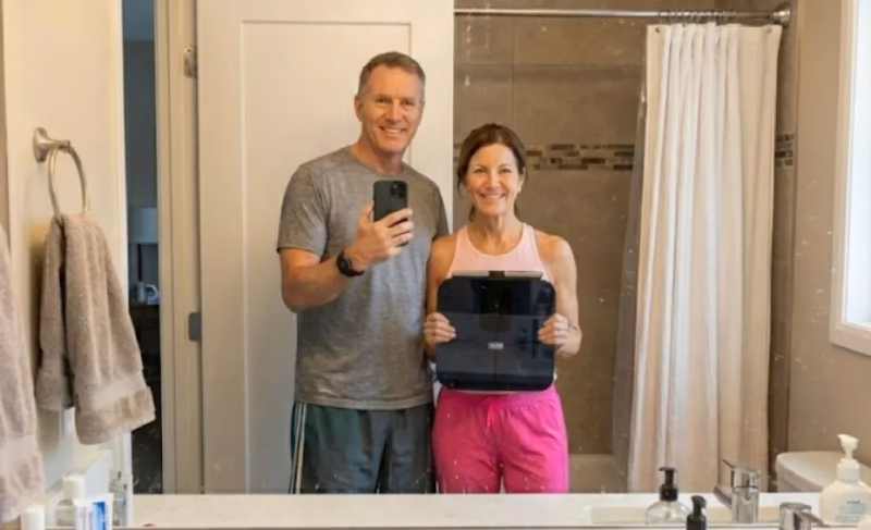 couple holding herz p1 smart scale in bathroom