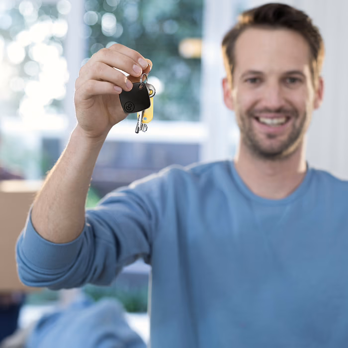 man holding keys with itagpro tracker attached